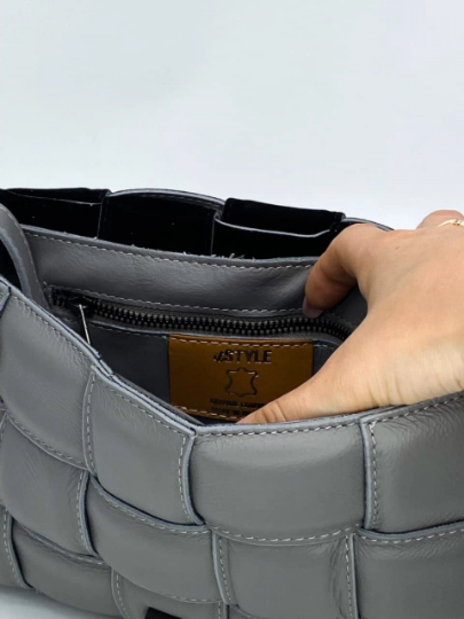 Rankinė Deimantė Pilka